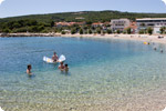 Strand unter dem Parkplatz - Strand in Supetar auf der Insel Brac in Dalmatien