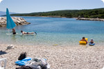Strand unter dem Parkplatz - Strand in Supetar auf der Insel Brac in Dalmatien